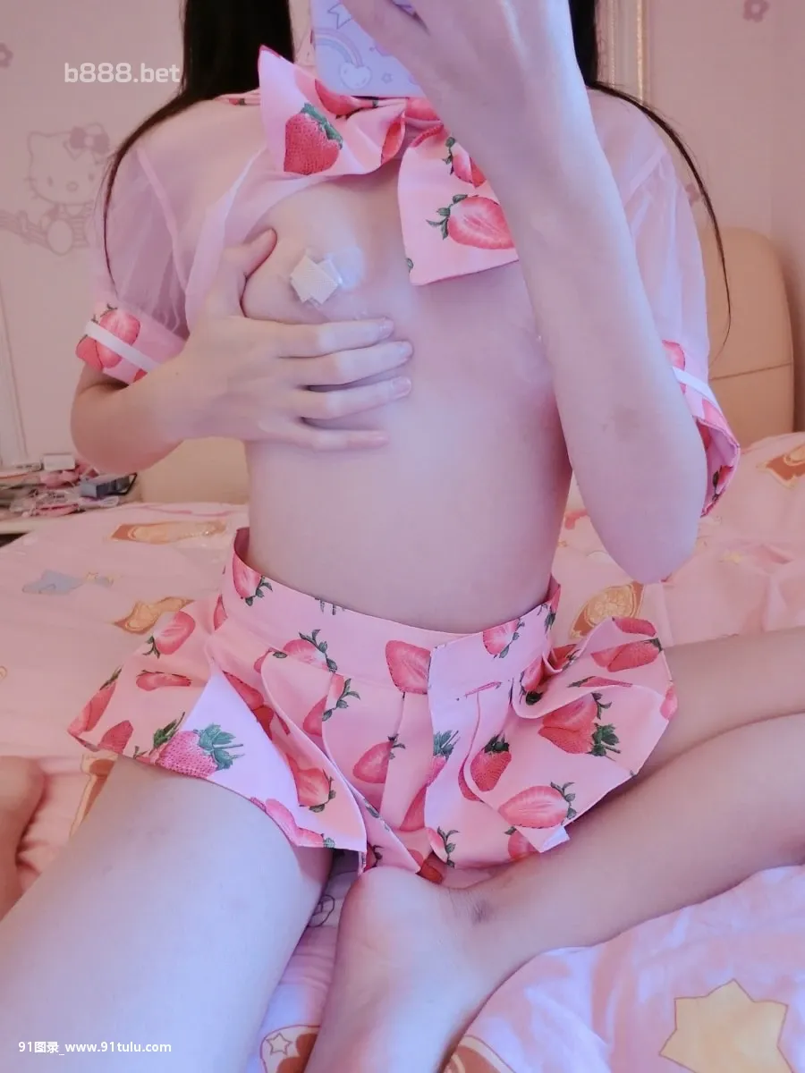Cute loli girl in a strawberry costume show her sm [27P][90 年代 写真 加工]